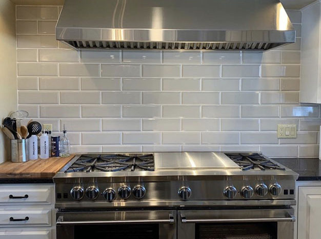 design-studio-white-backsplash-steel-stove-image
